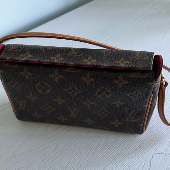 Original Louis Vuitton mini shoulder bag with red velvet interior. - Picture 7 of 7